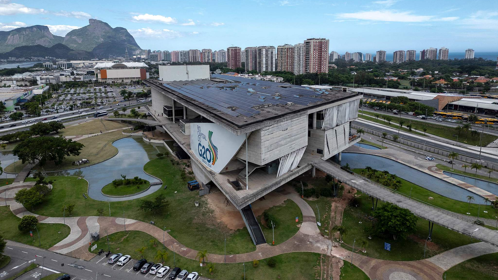 Aerial view of a G20 Summit banner displayed at the Cidade das Artes (Arts City) building in the Barra da Tijuca neighborhood in western Rio de Janeiro, Brazil, November 6, 2024. /CFP