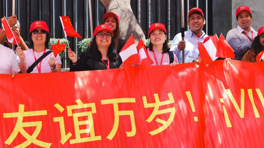 People welcome President Xi Jinping in Lima, Peru, November 14, 2024. /CMG