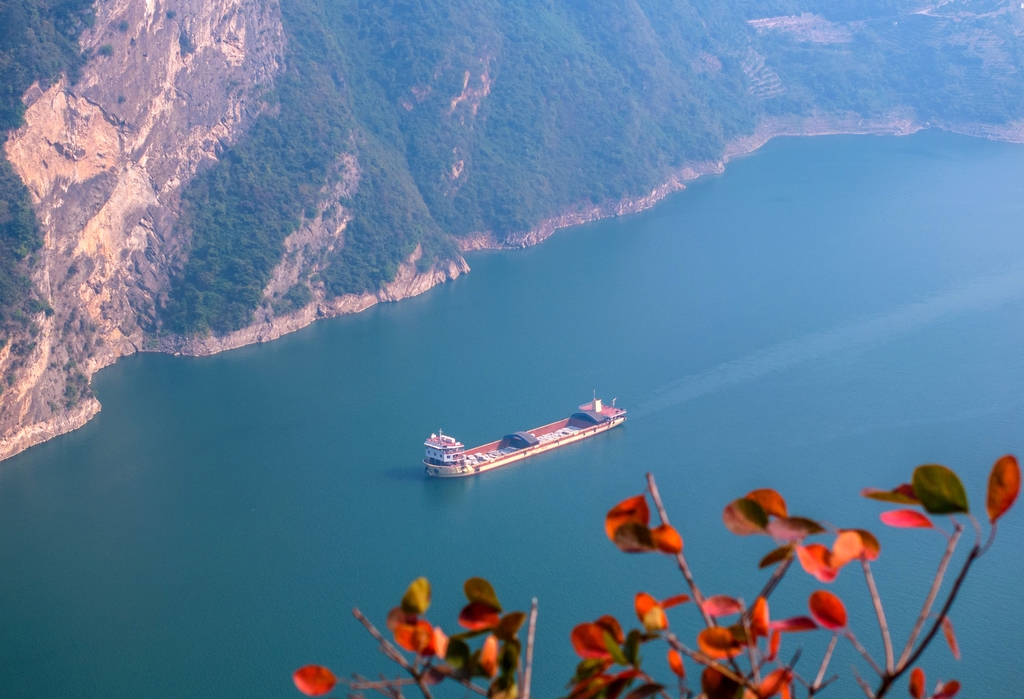 A boat glides through Bingshu Baojian Gorge in Zigui, Hubei Province on November 11, 2024. /IC