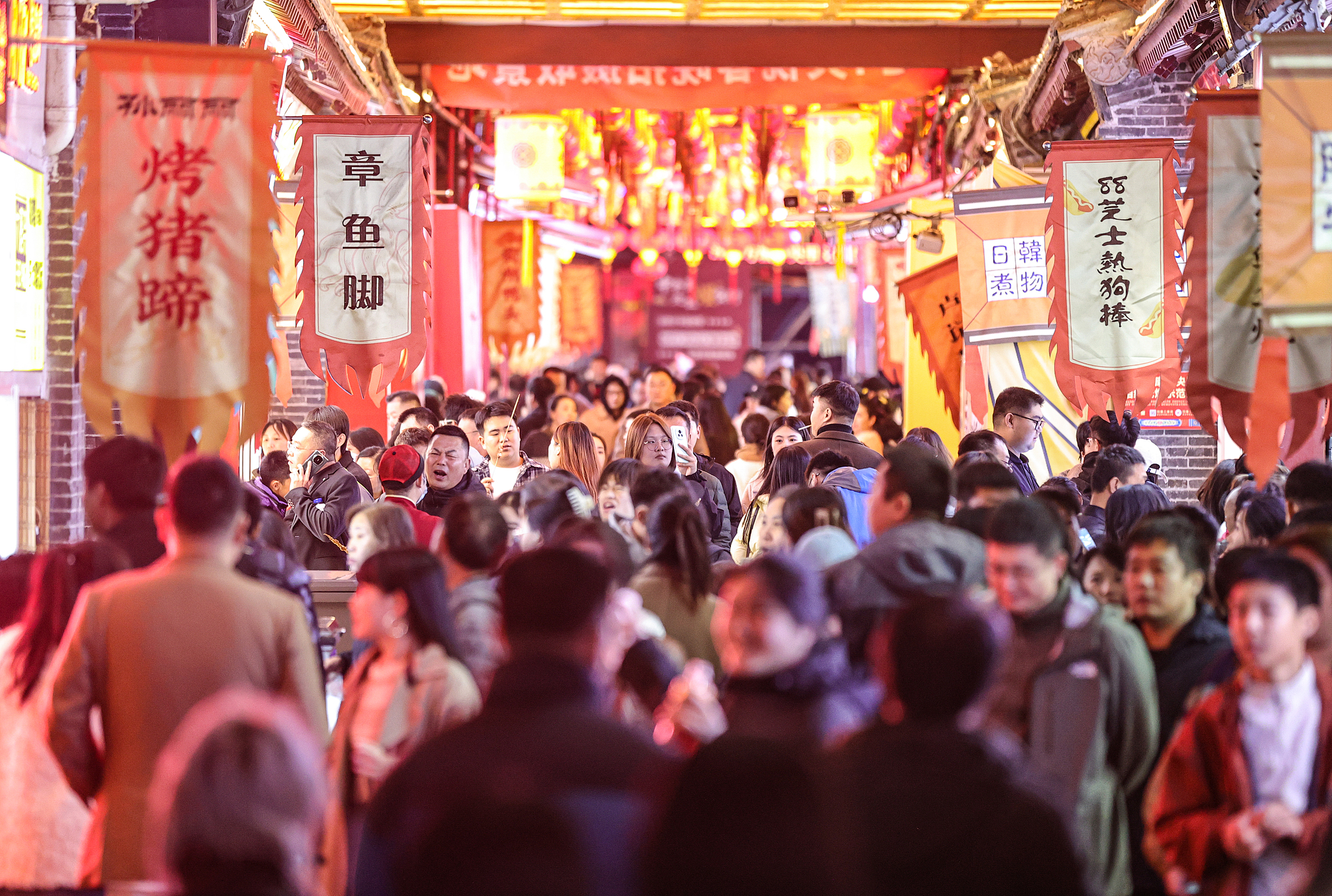 Visitors shopping and strolling along Zhongjie Commercial Street in Shenyang, Liaoning Province, November 10, 2024. /CFP