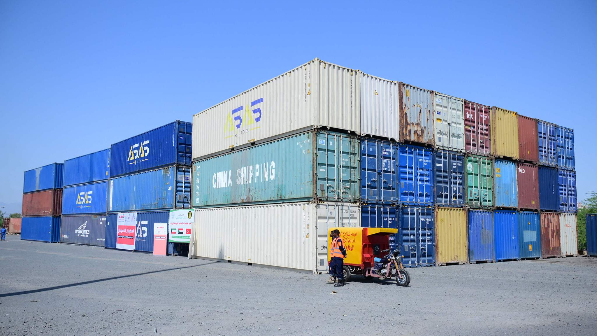 A view of containers of humanitarian aid to victims of Sudan's conflict at the harbor of Port Sudan, Sudan, October 2, 2024. /CFP