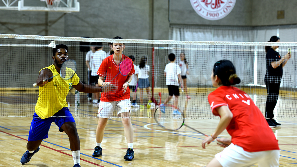 Chinese university students play badminton with athletes from Brazil in Sao Paulo, Brazil, October 12, 2024. /CFP