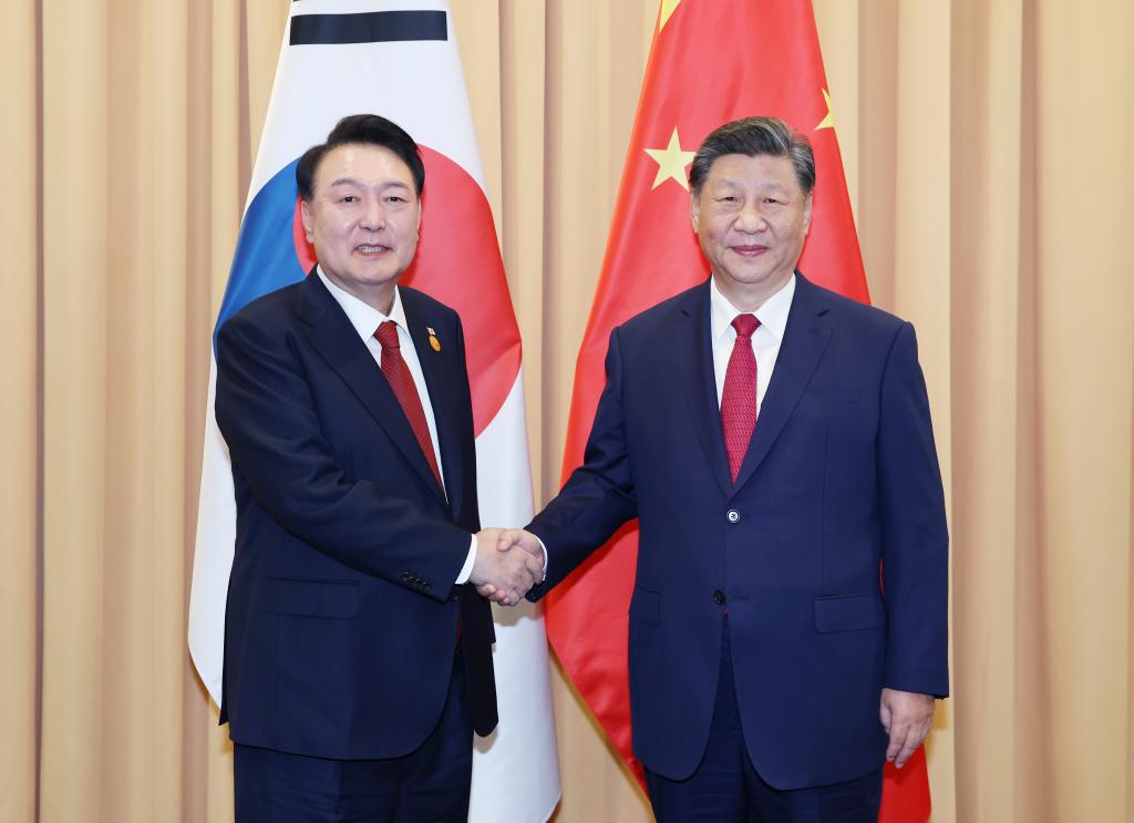 Chinese President Xi Jinping (R) meets with South Korean President Yoon Suk-yeol on the sidelines of the 31st APEC Economic Leaders' Meeting in Lima, Peru, November 15, 2024. /Xinhua