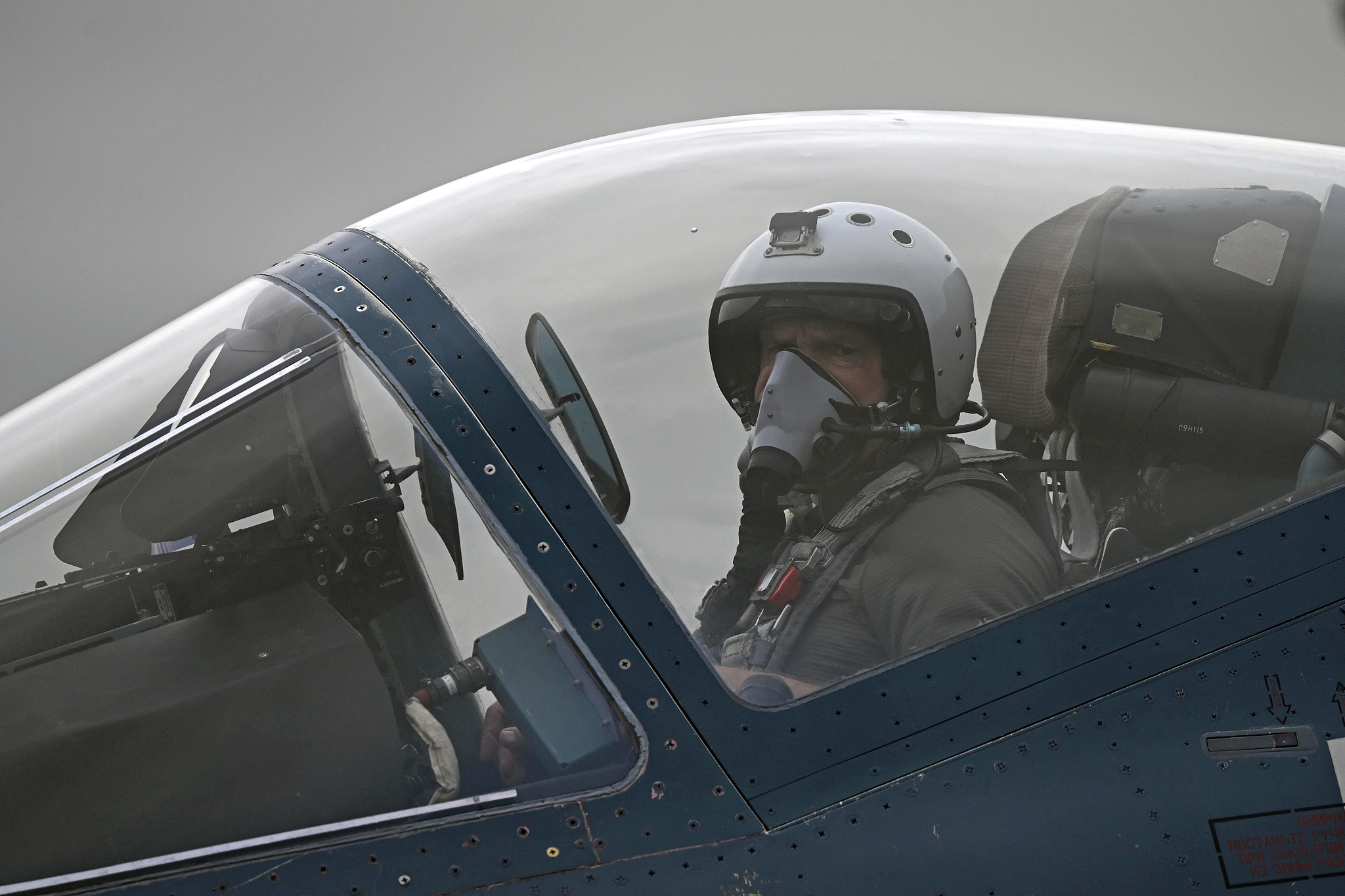 Russian Su-57 fighter jet pilot Sergey Bogdan prepares to take off for a flight demonstration, November 15, 2024. /CFP