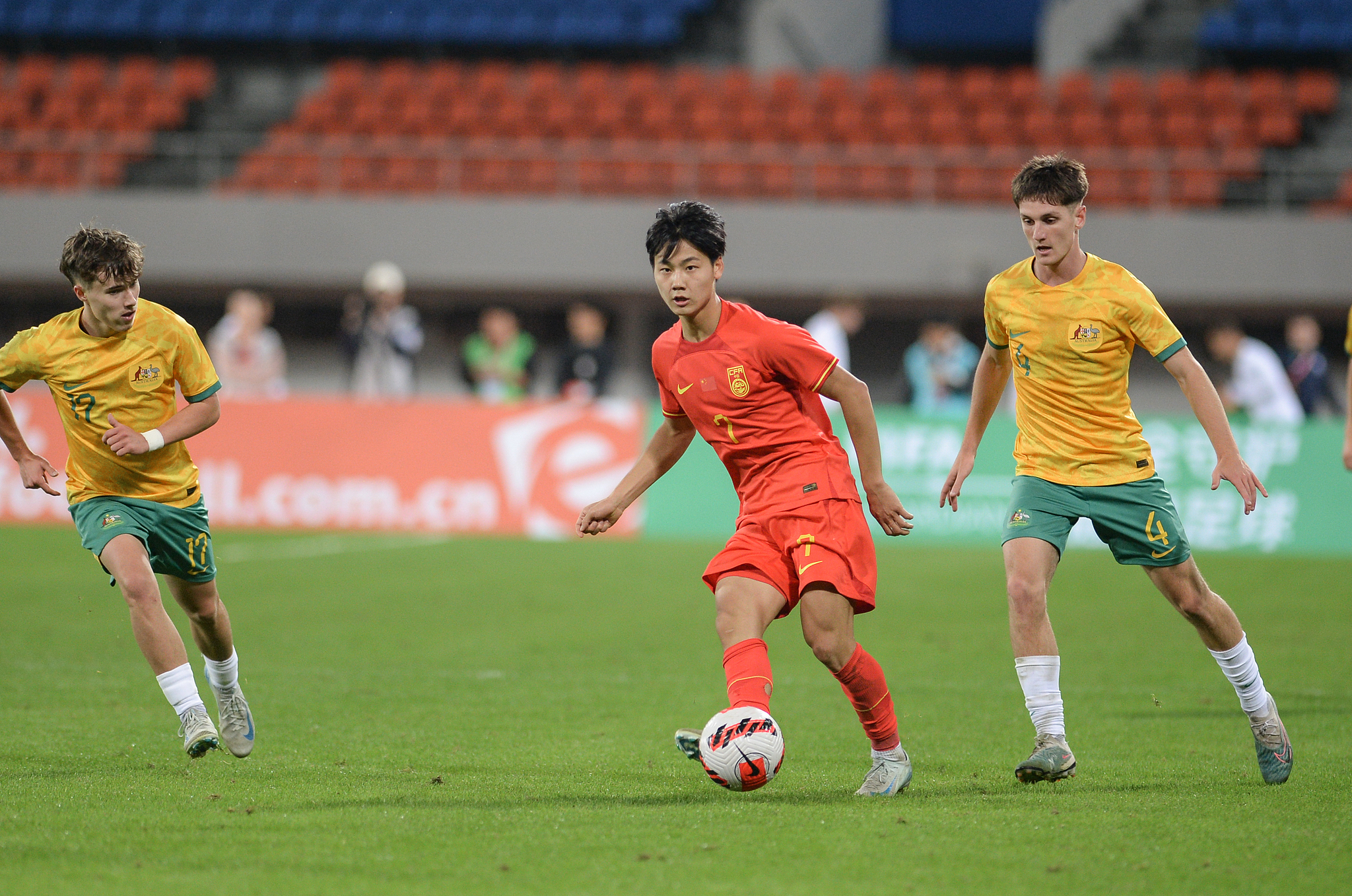 Mao Weijie (C) of China passes in the Panda Cup game against Australia in Chengdu, southwest China's Sichuan Province, November 16, 2024. /CFP