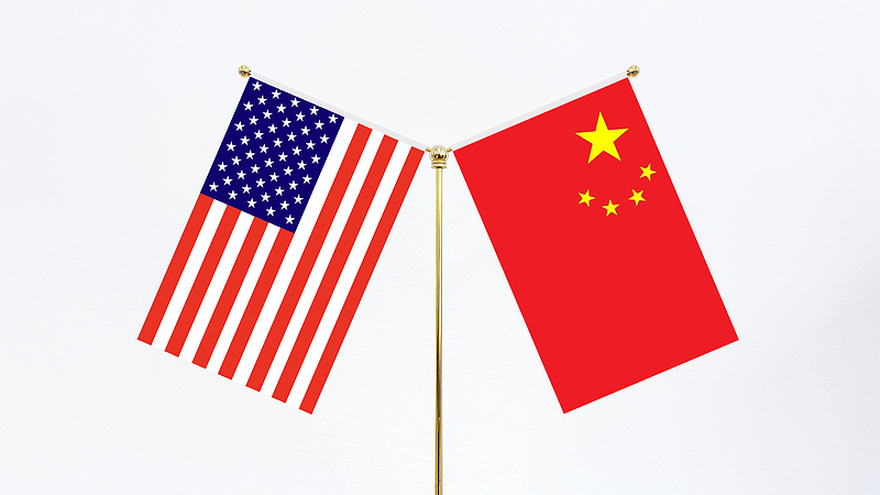 The national flags of China (R) and the United States (L). /CFP