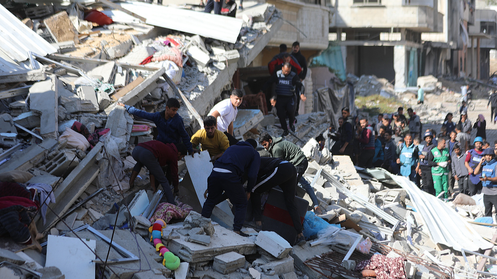 Civil defense teams and civilians take part in a search and rescue operation after Israeli attack on a building, in the al-Jala neighborhood of Gaza City, Gaza, November 18, 2024. /CFP