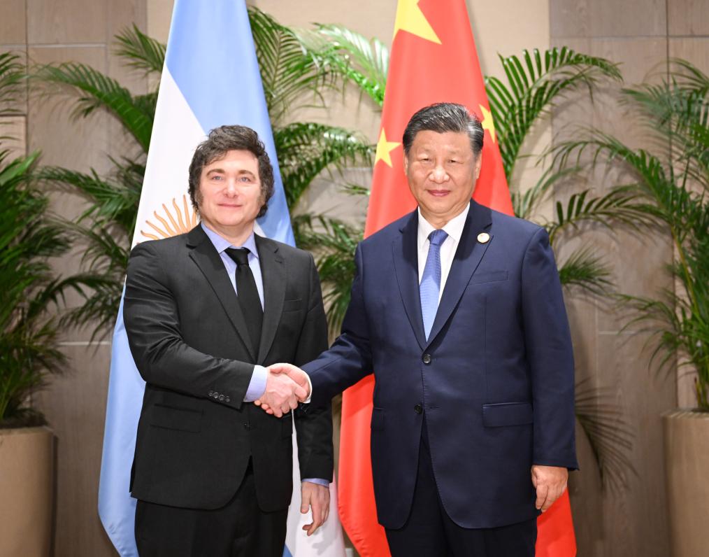 Chinese President Xi Jinping (R) meets with Argentine President Javier Milei on the sidelines of the G20 Leaders' Summit in Rio de Janeiro, Brazil, November 19, 2024. /Xinhua 