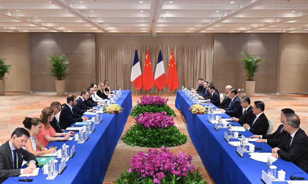 Chinese President Xi Jinping meets with French President Emmanuel Macron on the sidelines of the G20 Leaders' Summit in Rio de Janeiro, Brazil, November 19, 2024. /Xinhua