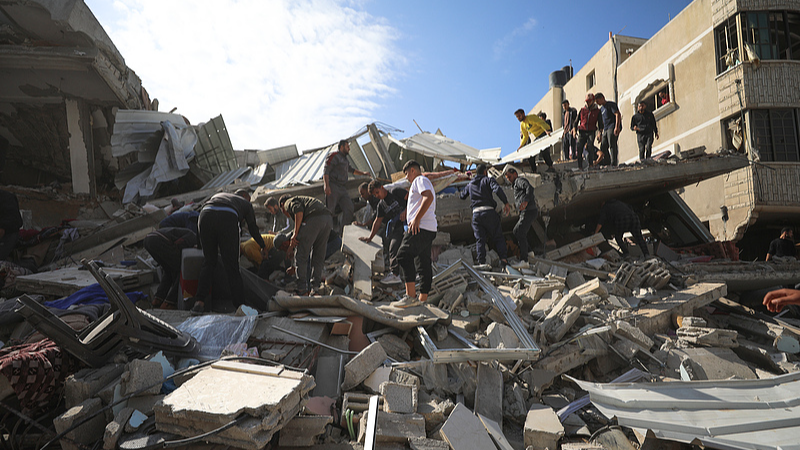 Civil defense teams and civilians take part in a search and rescue operation after an Israeli attack on a building in the al-Jala neighborhood of Gaza City, Gaza, November 18, 2024. /CFP