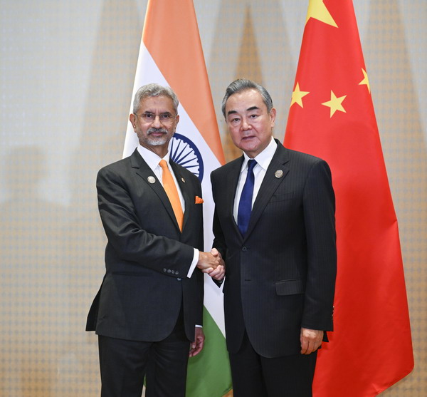 Chinese Foreign Minister Wang Yi (R) shakes hands with Indian External Affairs Minister Subrahmanyam Jaishankar in Rio de Janeiro, Brazil, November 18, 2024. /Chinese Foreign Ministry