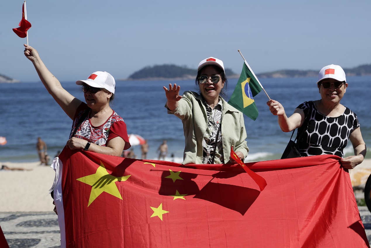 Local Chinese people wave Chinese and Brazilian flags as they welcome Chinese President Xi Jinping to the 19th G20 Summit in Rio de Janeiro, Brazil, November 18, 2024. /CFP