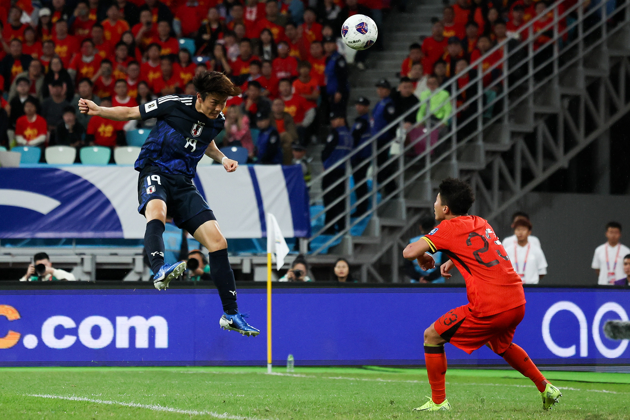 Koki Ogawa (L) of Japan scores a header in the 2026 FIFA World Cup Asian Football Confederation (AFC) qualifying tournament game against China in Xiamen, southeast China's Fujian Province, November 19, 2024. /CFP