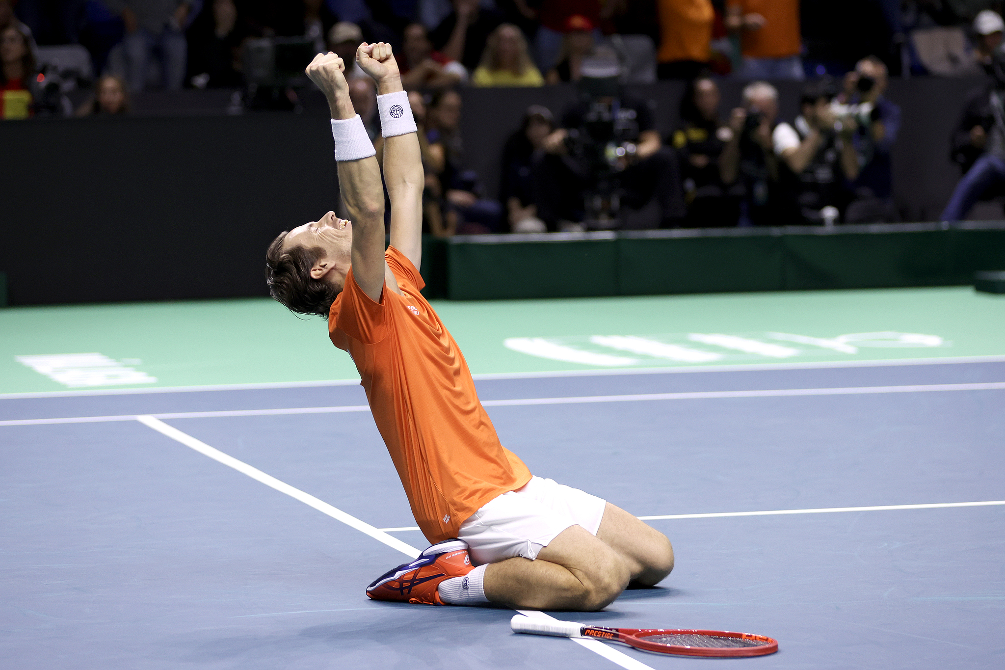 Wesley Koolhof of the Netherlands celebrates after he and Botic van de Zandschulp defeat Carlos Alcaraz and Marcel Granollers of Spain in the men's doubles match in the Davis Cup Finals quarterfinals in Malaga, Spain, November 19, 2024. /CFP