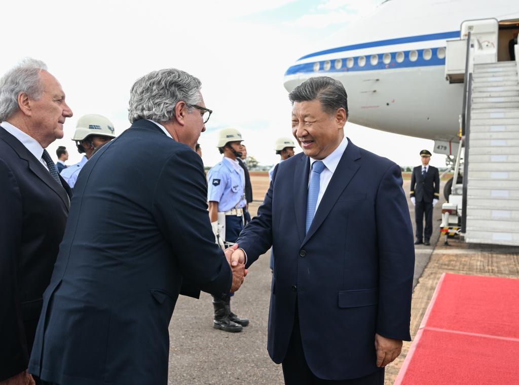 Senior Brazilian officials warmly welcome Chinese President Xi Jinping on behalf of Brazilian President Luiz Inacio Lula da Silva and the Brazilian government at Brasilia Air Base in Brasilia, Brazil, November 19. /Xinhua