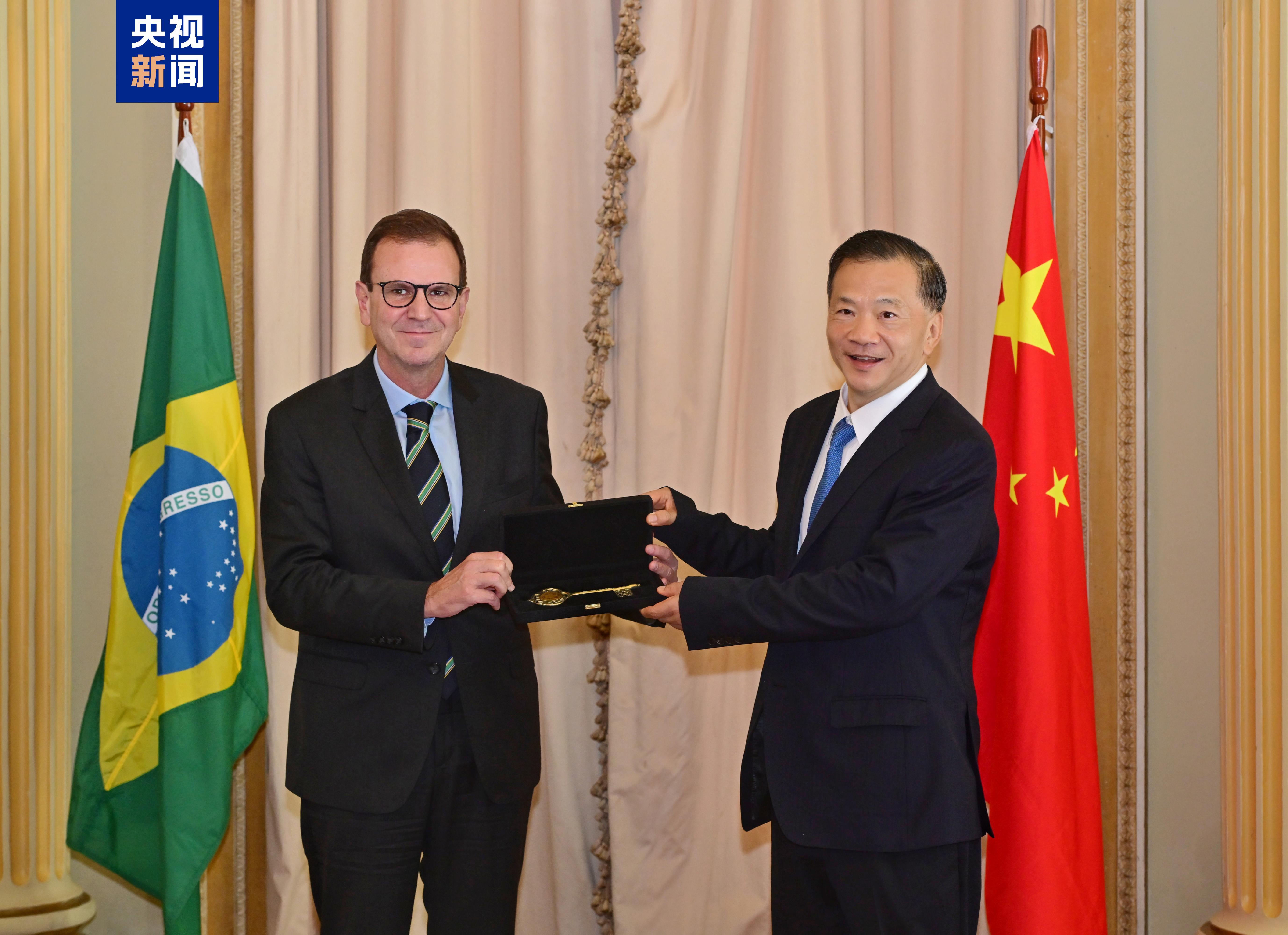 Rio de Janeiro Mayor Eduardo Paes (L) hands over the key to the city to CMG President Shen Haixiong during their meeting at Rio de Janeiro City Hall in Brazil, November 19, 2024. /CMG
