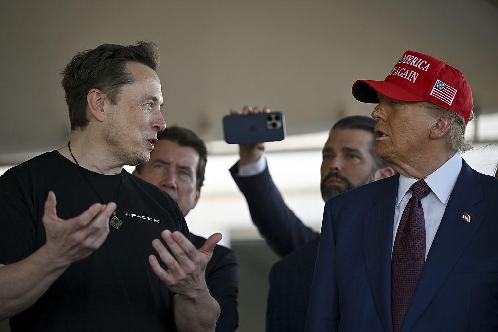 SpaceX CEO Elon Musk talks with President-elect Donald Trump before the launch of the sixth test flight of the SpaceX Starship rocket, Brownsville, Texas, U.S., November 19, 2024. /CFP