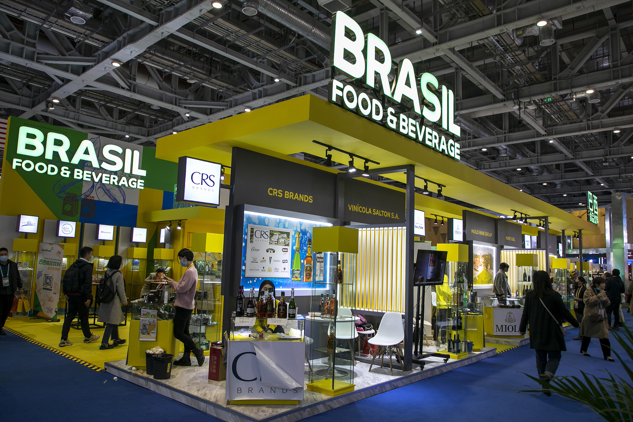 Visitors tour the Brazil exhibition booth during the fourth China International Import Expo in east China's Shanghai, November 9, 2021. /CFP 