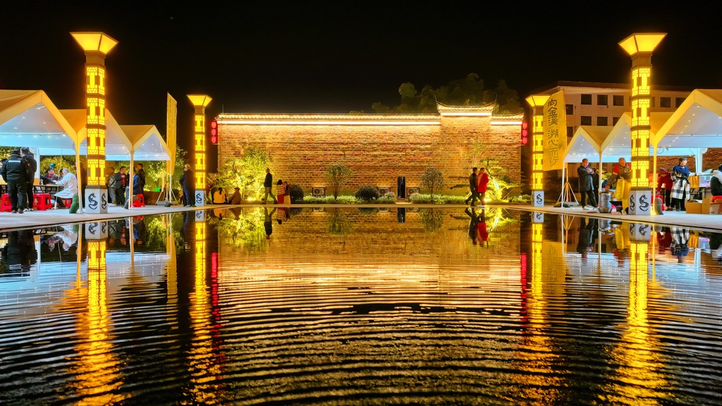 Tourists admire the ancient architecture of Xiangshan Academy at the Jinxi Historical and Cultural District in Jiangxi Province on November 19, 2024. /CFP  