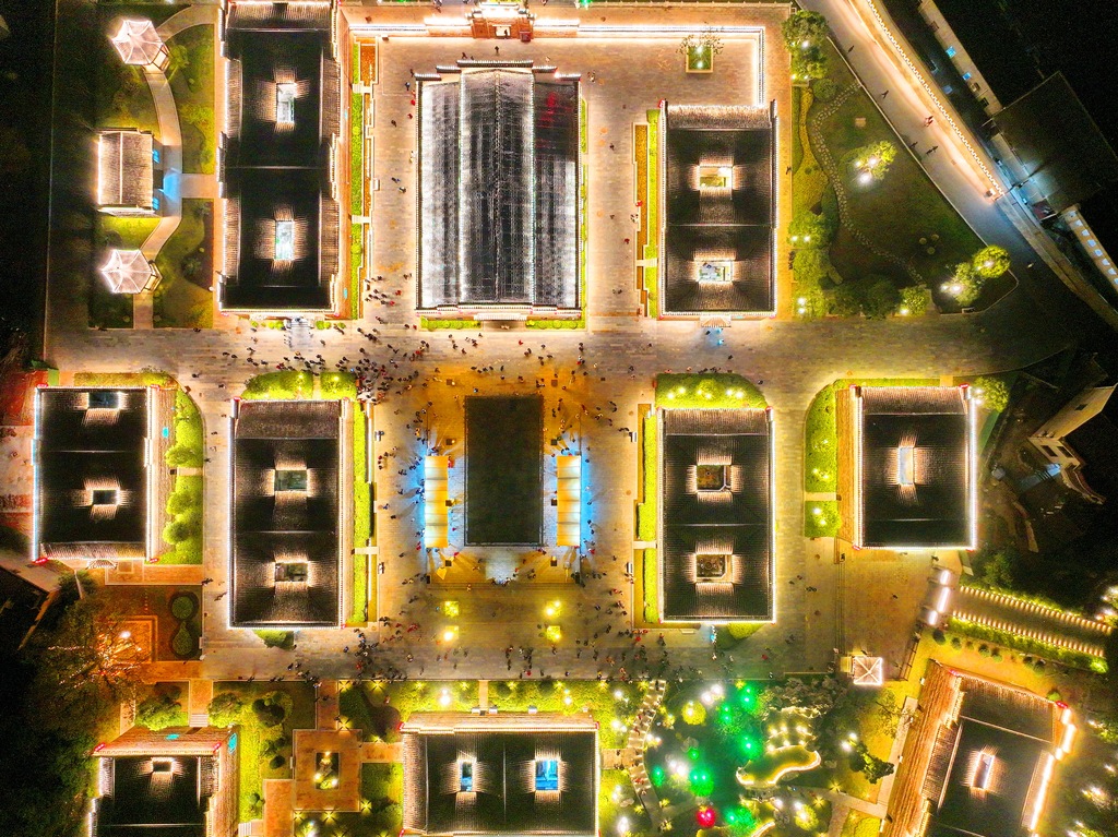 Tourists admire the ancient architecture of Xiangshan Academy at the Jinxi Historical and Cultural District in Jiangxi Province on November 19, 2024. /CFP  