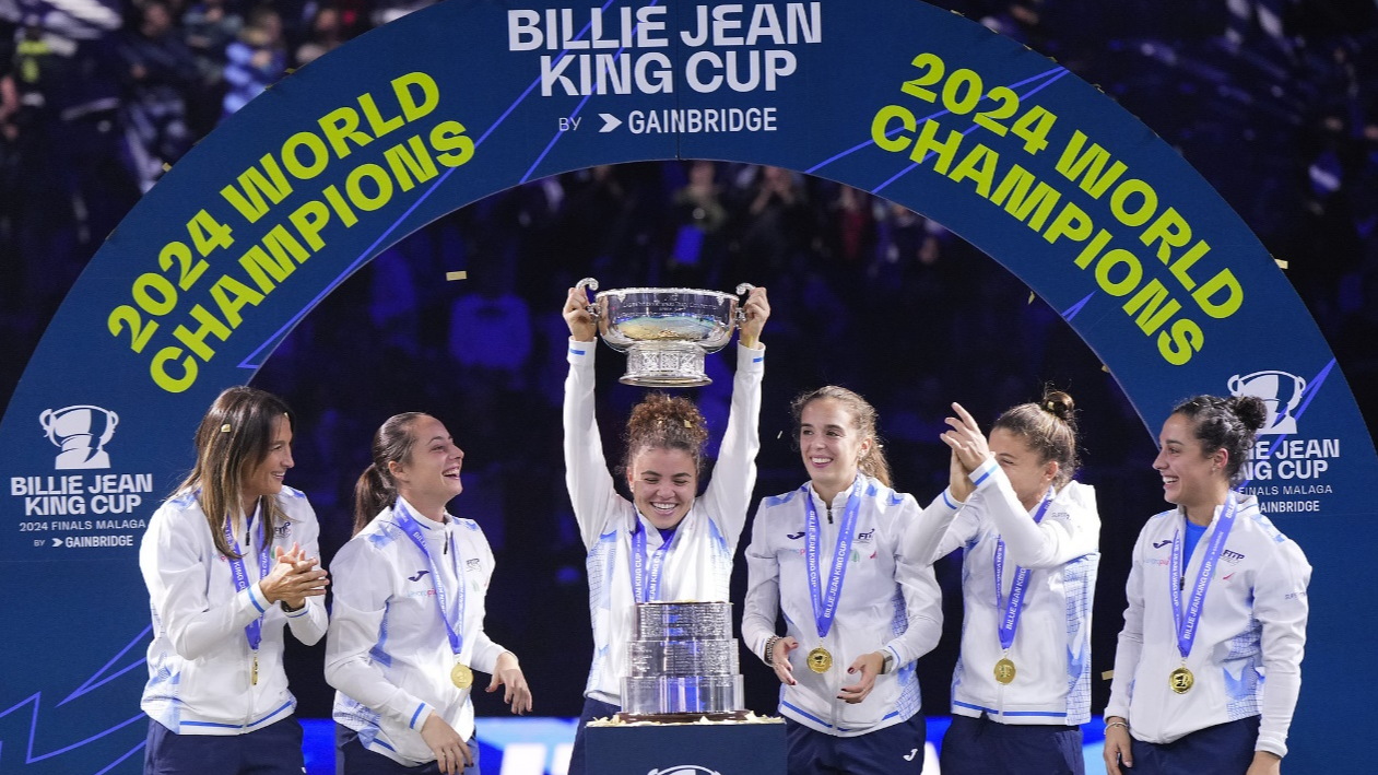 Italy players celebrate on the podium after winning the Billie Jean King Cup final at the Martin Carpena Sports Hall in Malaga, Spain, November 20, 2024. /CFP