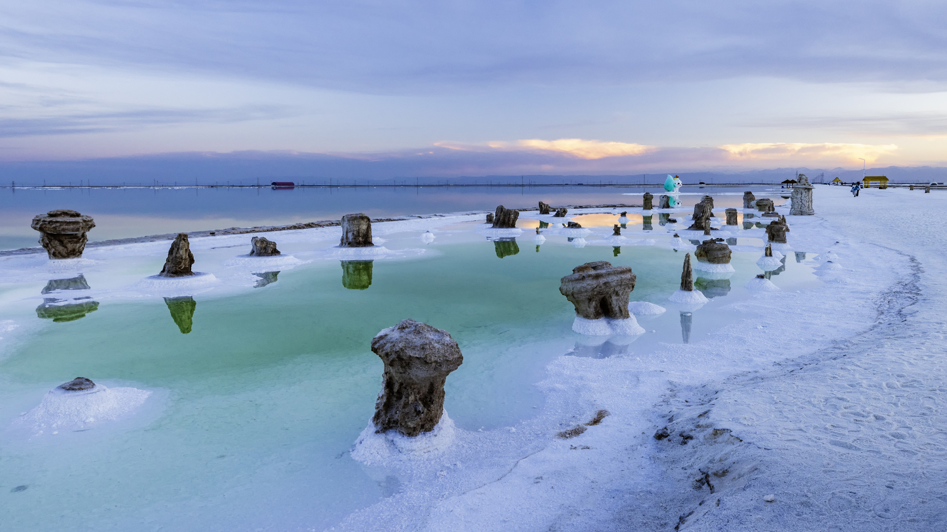 Qarhan Salt Lake draws visitors with its stunning colors