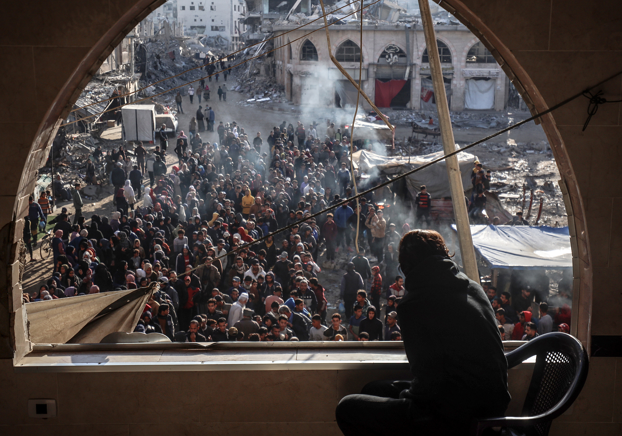 Palestinians wait in a queue to receive bread outside a bakery in Khan Yunis, November 20, 2024. /CFP