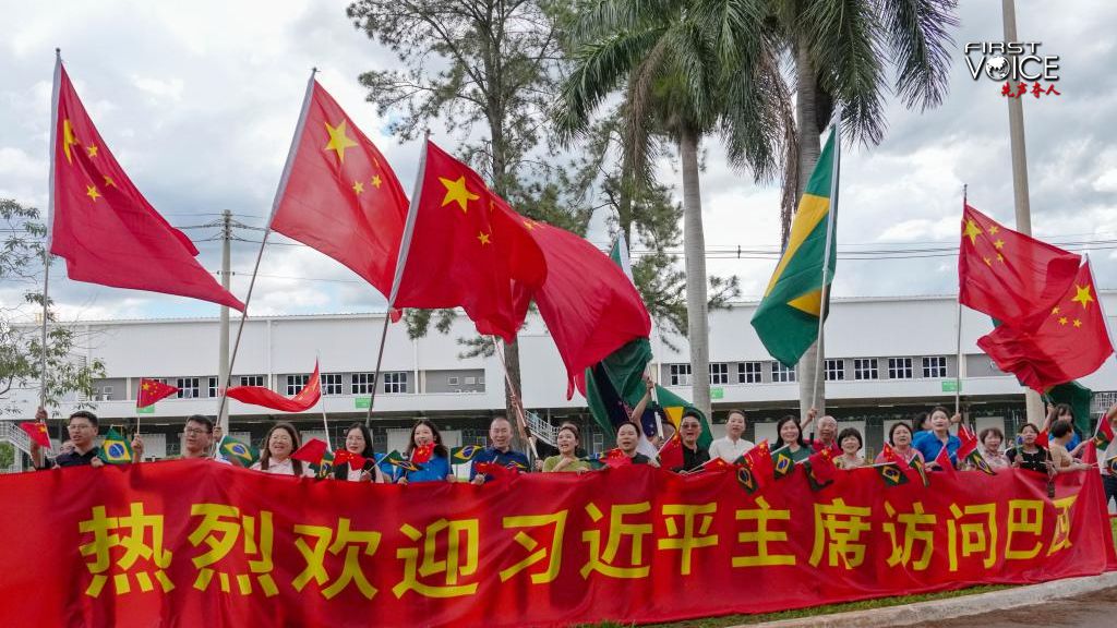 Representatives of overseas Chinese, local Chinese-funded enterprises and Chinese students in Brazil warmly welcome Chinese President Xi Jinping on the roadside while Xi's motorcade is on its way from the airport to the hotel in Brasilia, Brazil, November 19, 2024. /Xinhua