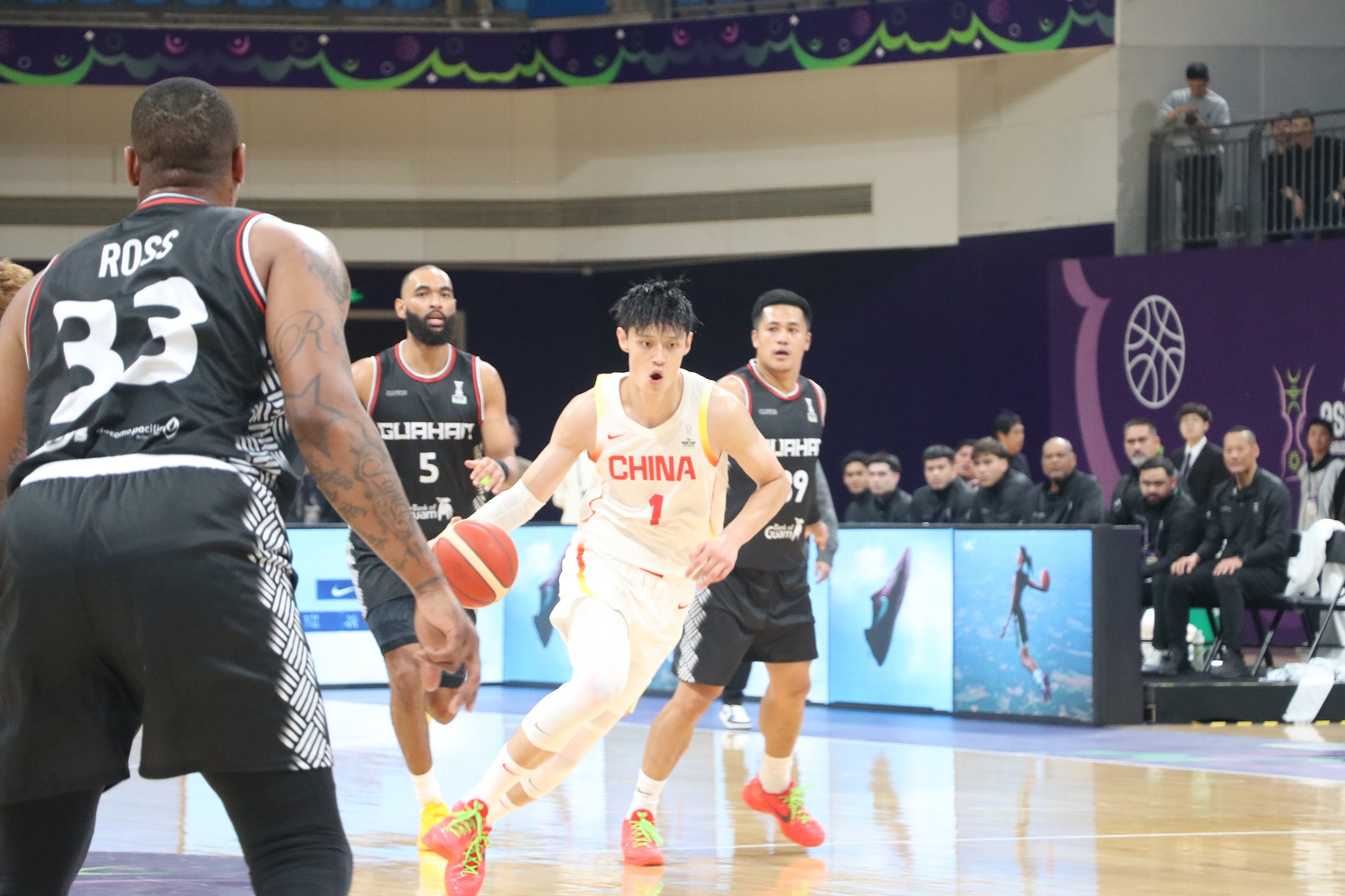 Zeng Fanbo (#1) of China penetrates in the 2025 FIBA Asia Cup qualifying tournament game against Guam in Hefei, east China's Anhui Province, November 21, 2024. /CFP