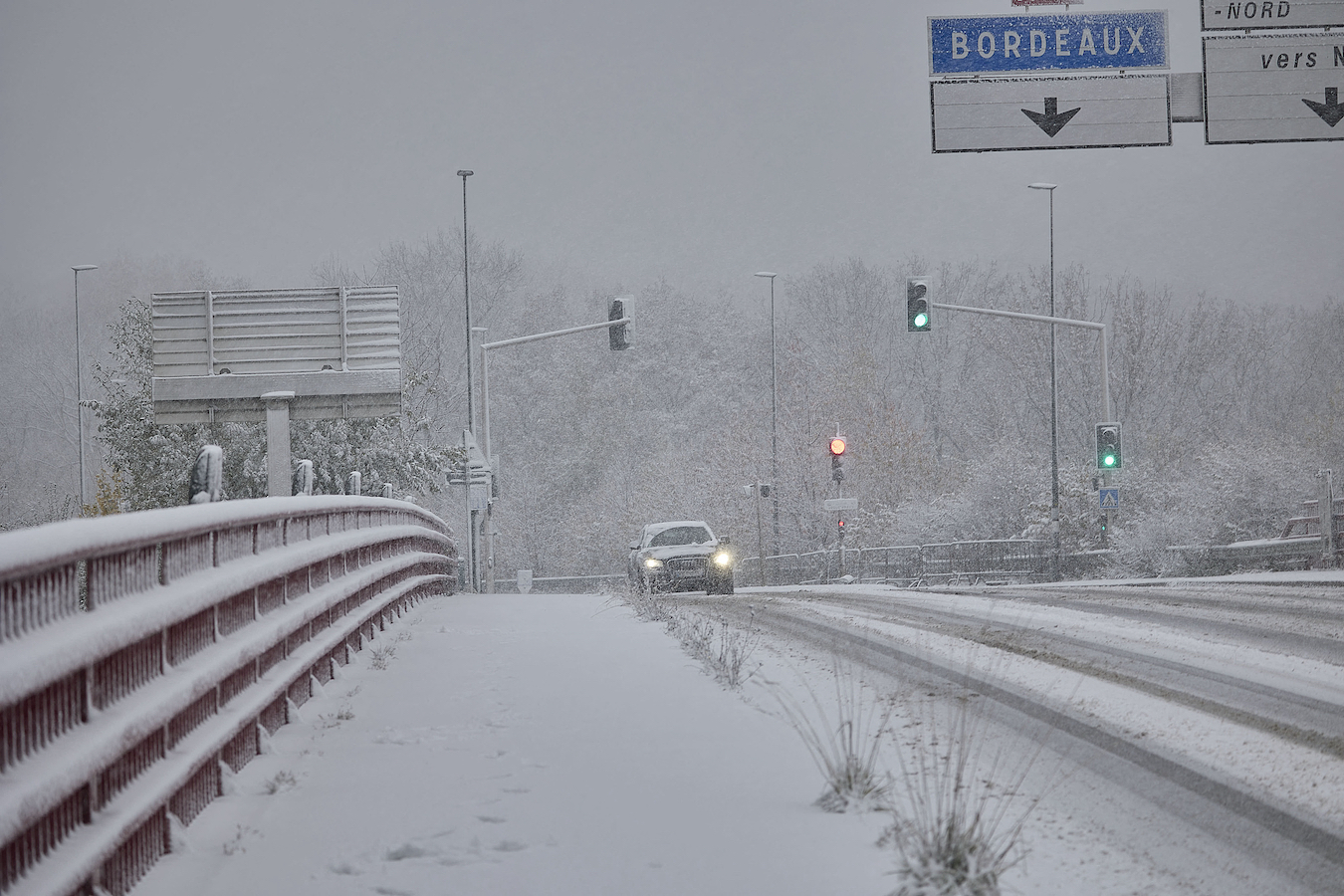 Snow falls in Essonne department, France, November 21, 2024. /CFP