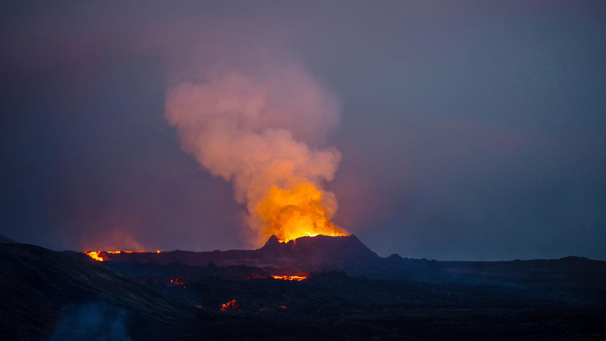 Live: Volcano eruption continues in southwest Iceland 