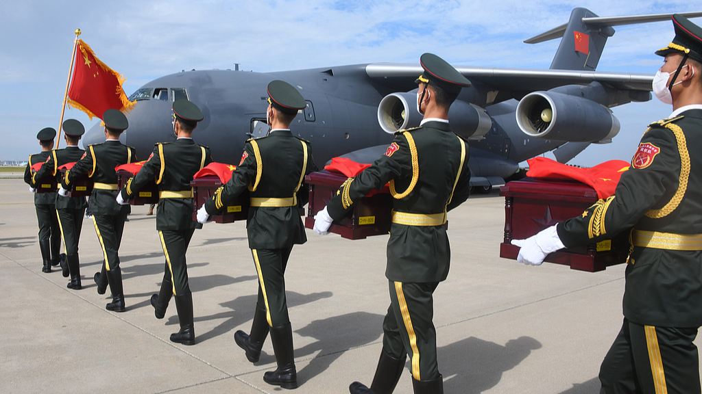 Chinese honor guards escort coffins containing remains of Chinese People's Volunteers martyrs to an air force plane during a handover ceremony at Incheon International Airport in Incheon, Republic of Korea, September 16, 2022. /CFP