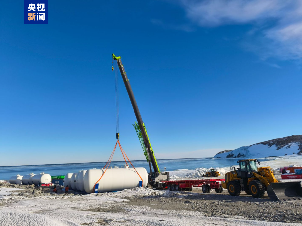 A preparatory team of 34 members arrives at China's fifth Antarctic research station, Qinling Station, to carry out preliminary tasks including equipment activation and power restoration. /CMG