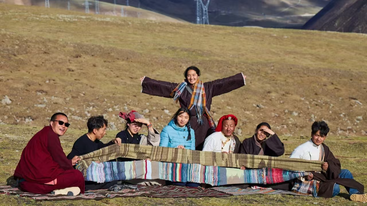 Bayang and her team teaches young women from the herding area to weave with yak wool, June 23, 2023. /Provided by Bayang 