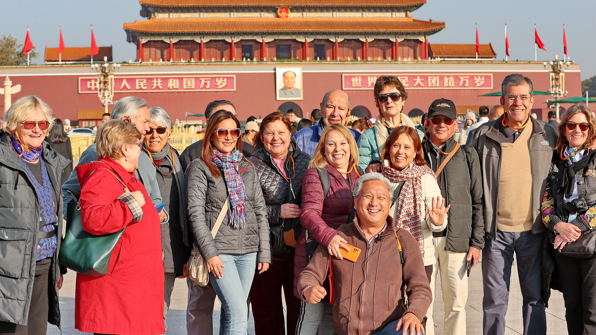 Foreign tourists pose in Beijing, China, November 20, 2024. /CFP