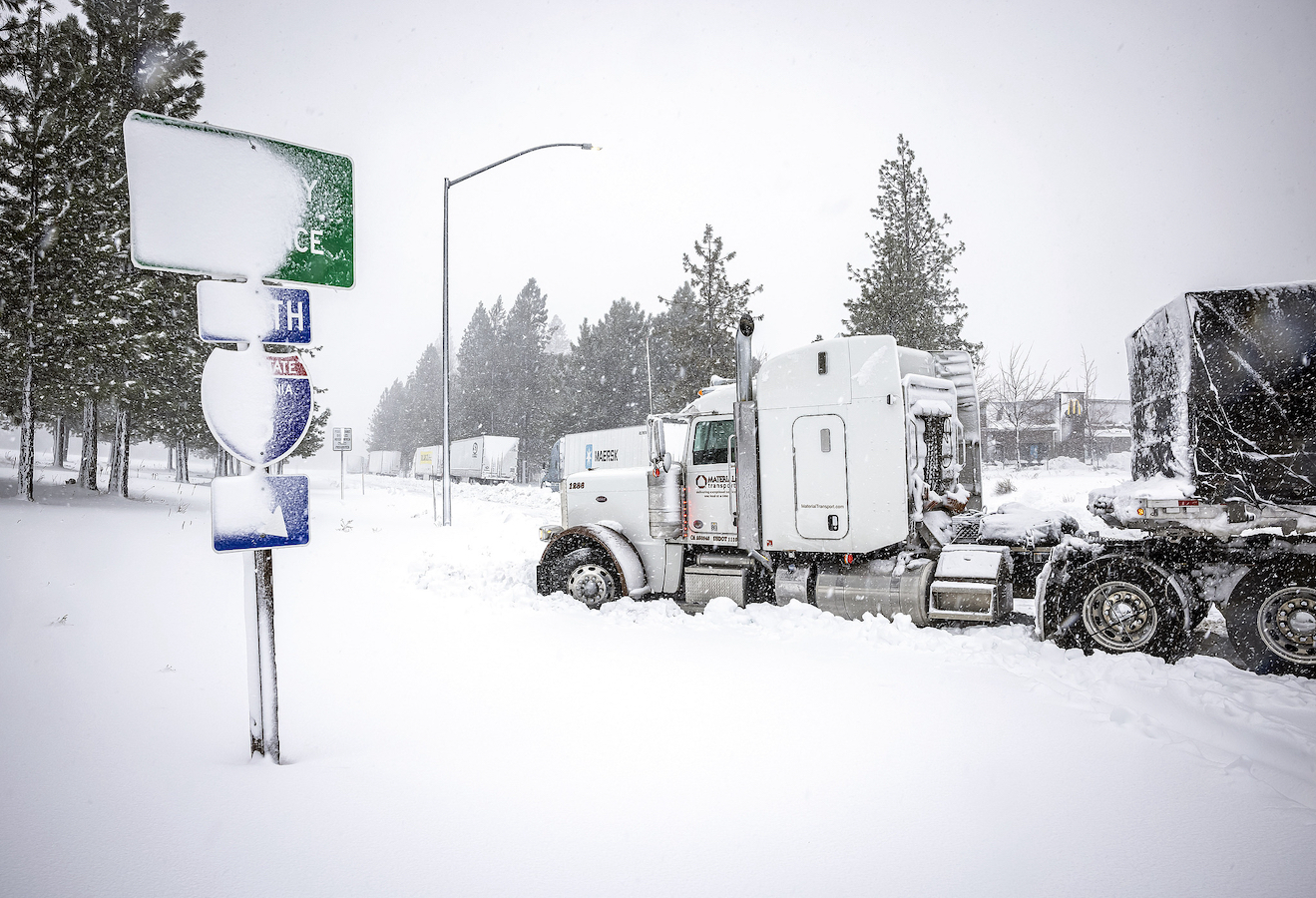 A tractor trailer sits stuck on an embankment after sliding off the ramp due to snow and ice in Weed, California, the U.S., November 20, 2024. /CFP