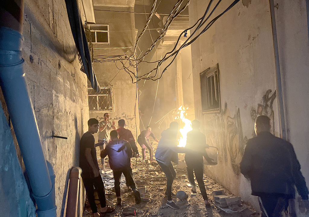 Palestinian residents try to extinguish a fire that broke out after Israeli attacks, Gaza City, Gaza, November 23, 2024. /CFP