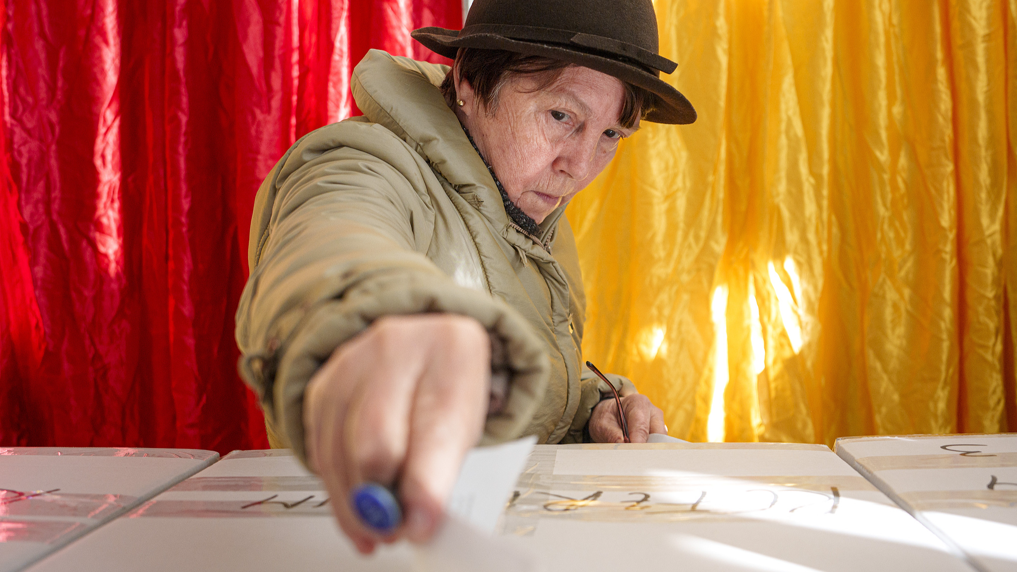 A woman casts her vote in the country's presidential elections, in Bucharest, Romania, November 24, 2024. /CFP