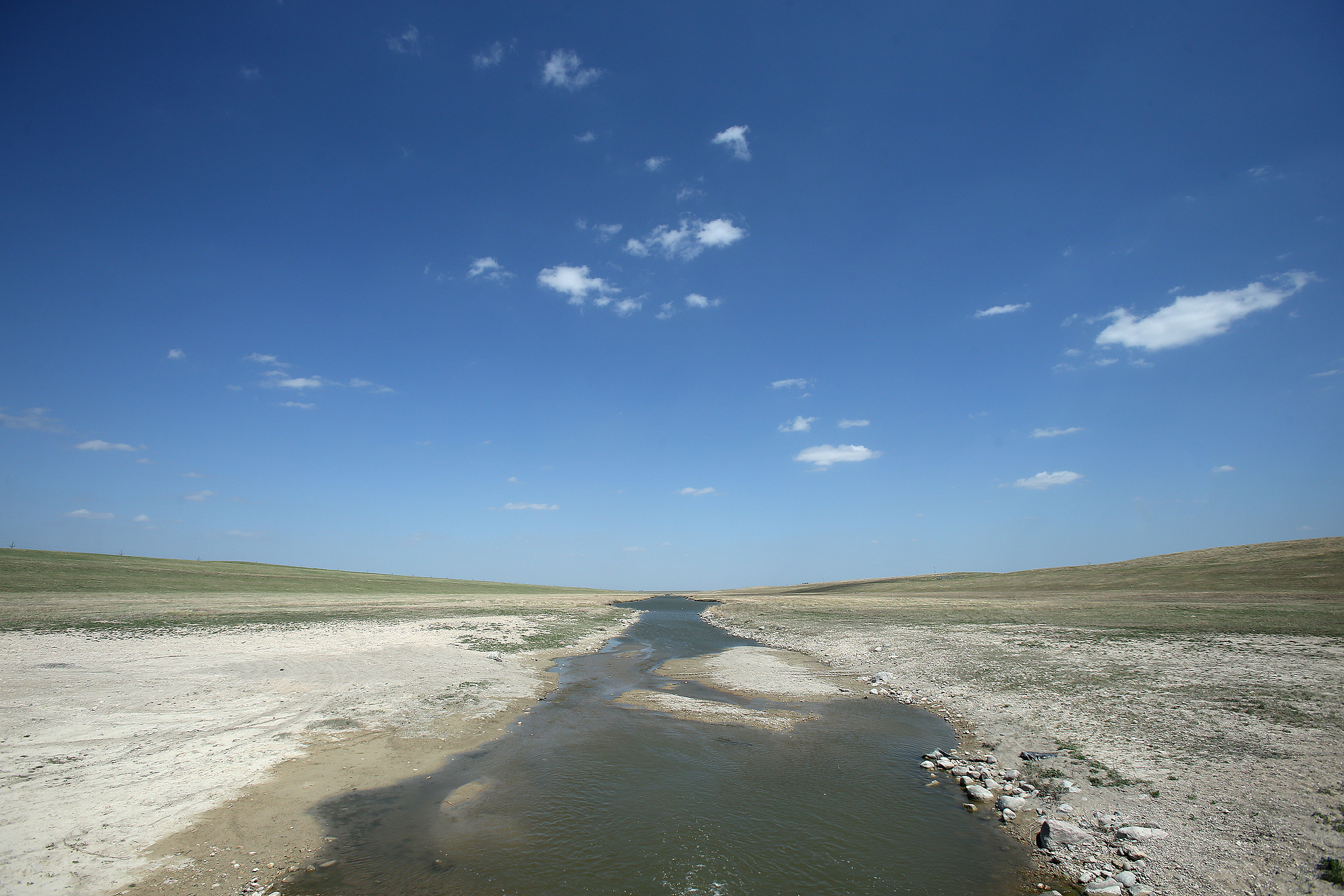 Low water levels in the Red River Floodway surrounding Winnipeg, Manitoba, Canada, May 18, 2021. /CFP