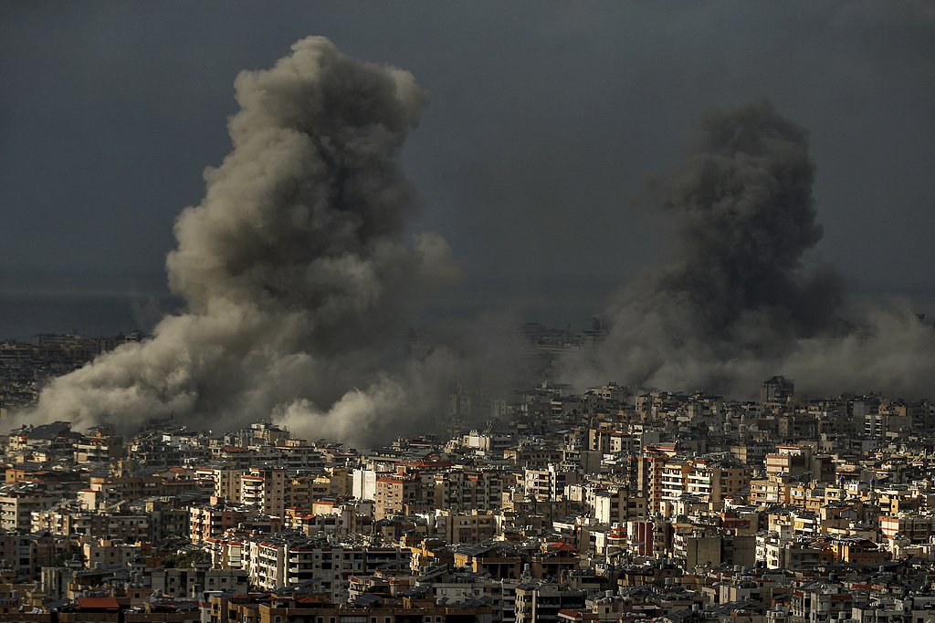 Heavy smoke billows after an Israeli air strike that targeted an area in the southern suburb of Beirut, Lebanon, November 25, 2024. /CFP