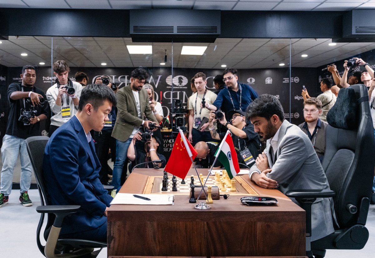 Ding Liren (L) of China plays against Gukesh Dommaraju of India in the first game of their International Chess Federation or World Chess Federation (FIDE) World Championship match in Singapore, November 25, 2024. /CFP