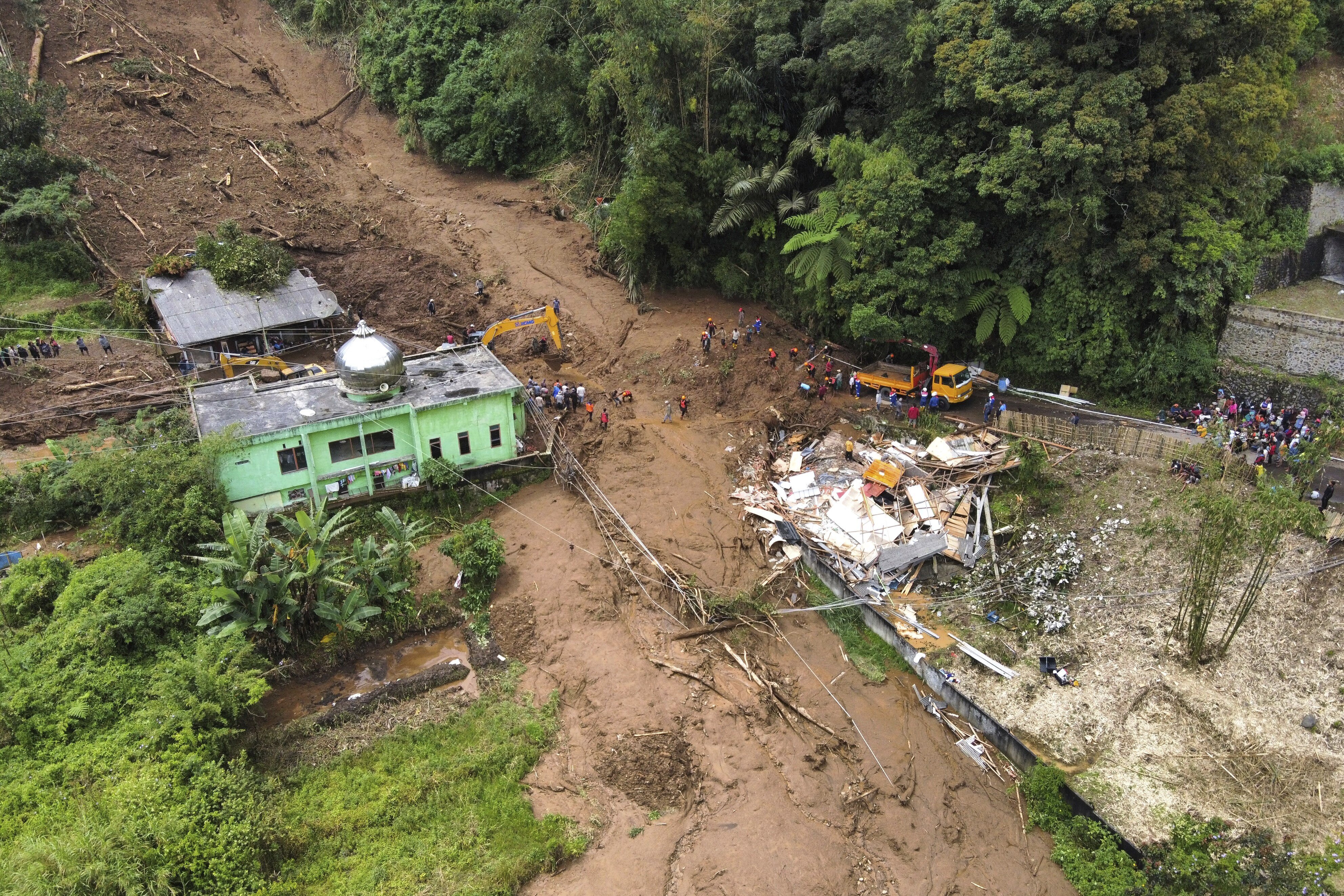 Rescuers search for victims after a landslide that killed a number of people and left some others missing in Karo, North Sumatra, Indonesia, November 25, 2024. /AP