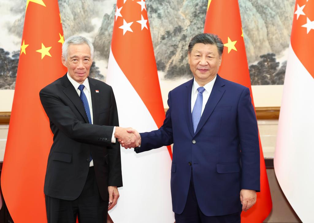 Chinese President Xi Jinping (R) meets with Senior Minister of Singapore Lee Hsien Loong in Beijing, China, November 26, 2024. /Xinhua