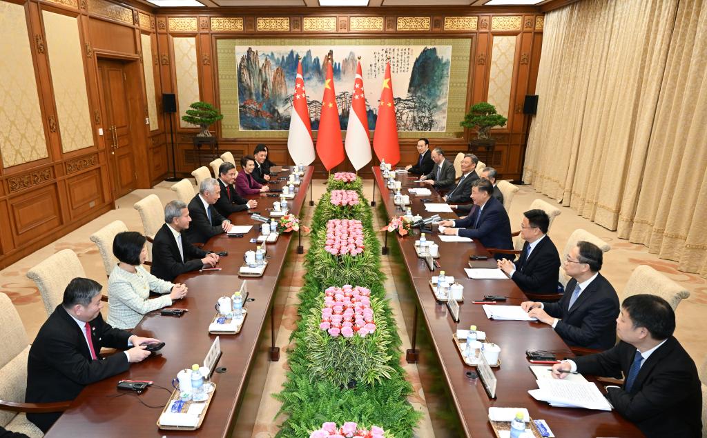 Chinese President Xi Jinping meets with Senior Minister of Singapore Lee Hsien Loong in Beijing, China, November 26, 2024. /Xinhua