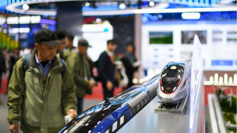 Guests visit the exhibition area of CRRC during the second China International Supply Chain Expo in Beijing, capital of China, November 26, 2024. /Xinhua