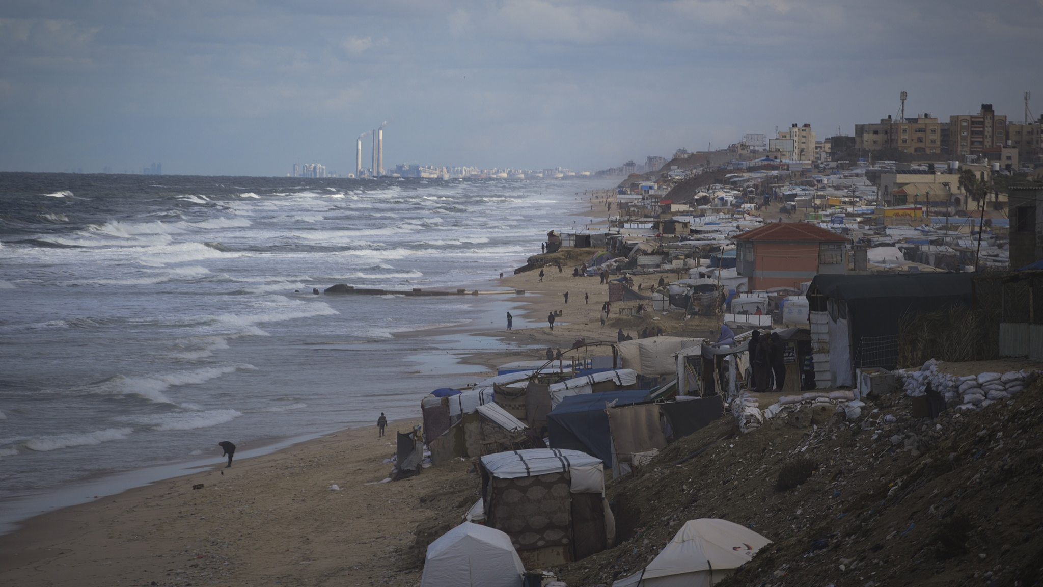 Tents occupied by displaced Palestinians are seen at the beach in Deir al-Balah, Gaza Strip, November 26, 2024. /CFP