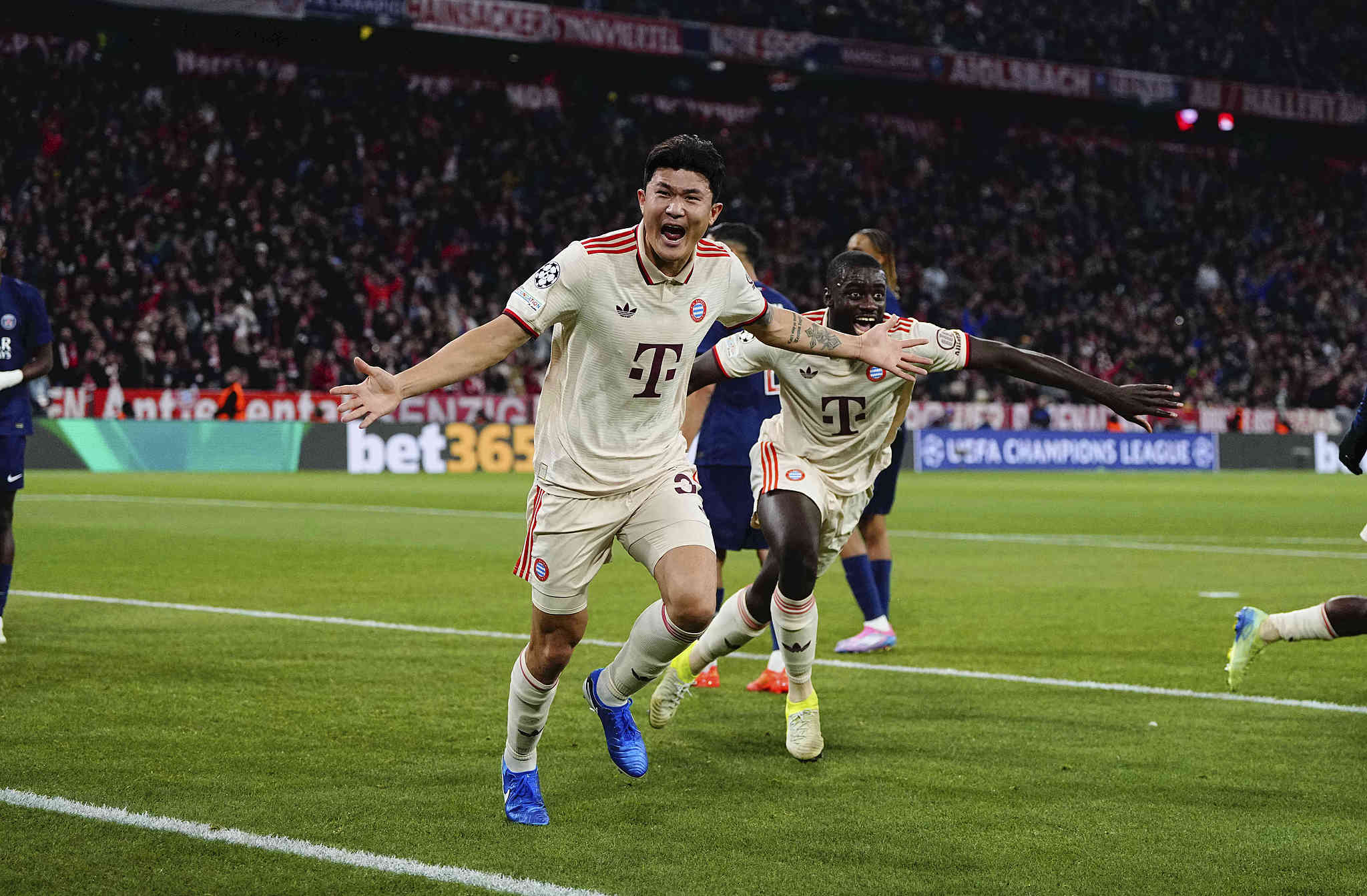 Kim Min-jae (#3) of Bayern Munich celebrates after scoring a goal in the UEFA Champions League game against Paris Saint-Germain at Allianz Areana in Munich, Germany, November 26, 2024. /CFP