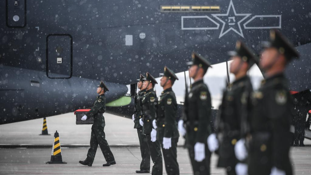 A file photo of honor guards escorting the coffins containing the remains of Chinese People's Volunteers martyrs from an aircraft to the designated placement area at Shenyang Taoxian International Airport, Shenyang City, northeast China's Liaoning Province, November 23, 2023. /Xinhua
