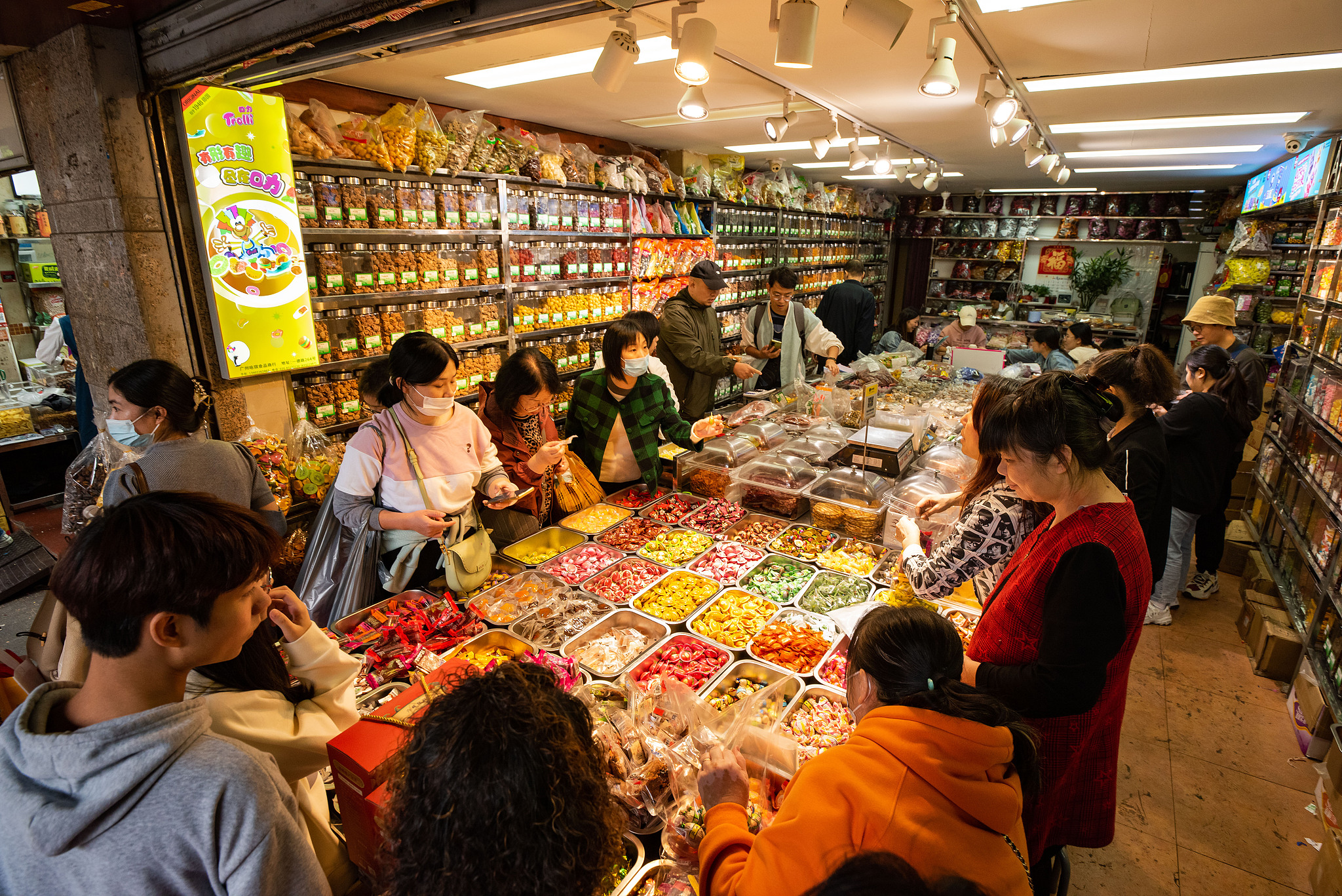 Citizens purchase goods for Spring Festival at Yide Road in Guangzhou, south China's Guangdong Province, January 20, 2024. /CFP