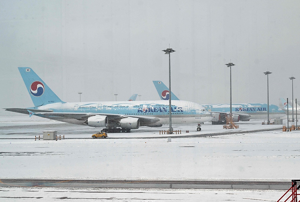 Heavy snow affected operations at Seoul's international airport. Korean Air planes were left parked on the tarmac during snowfall, as seen through a window at Incheon International Airport, Seoul, South Korea, November 27, 2024.